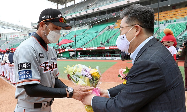 Opening of pro baseball season grabs global attention