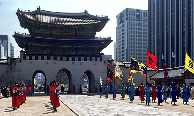 Seeing guard changing ceremony at Seoul's Gyeongbokgung Palace