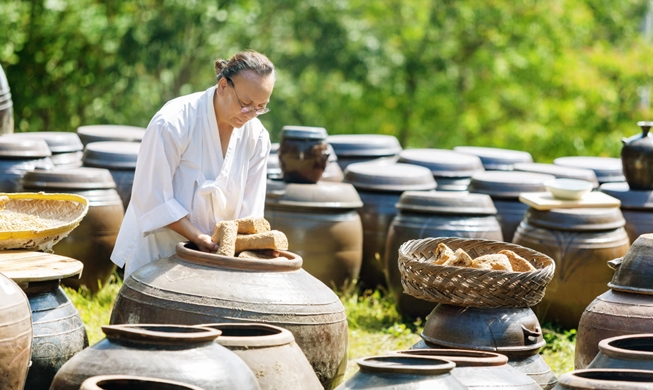 Sauce master explains UNESCO-recognized fermented paste