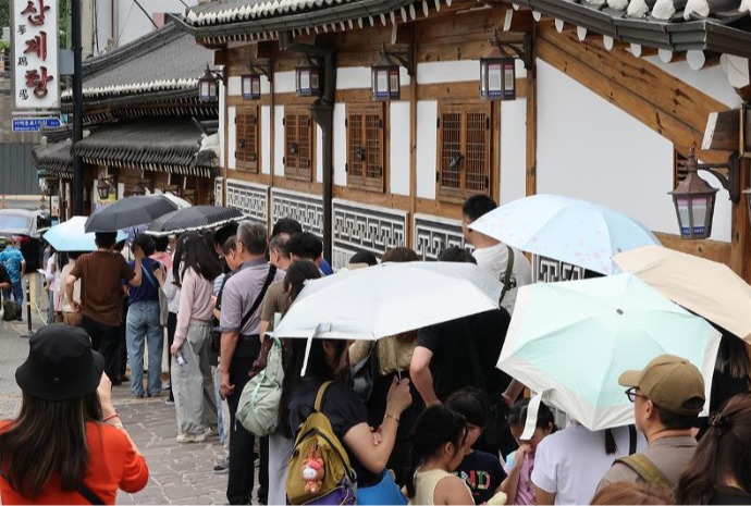 Lining up for ginseng chicken soup in summer