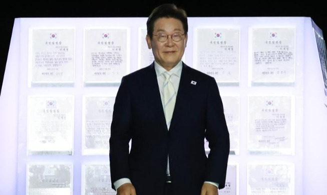 President Lee suggests strategy for N. Korea's denuclearization