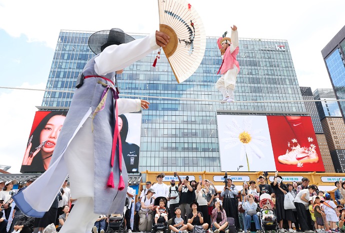 Traditional tightrope walker