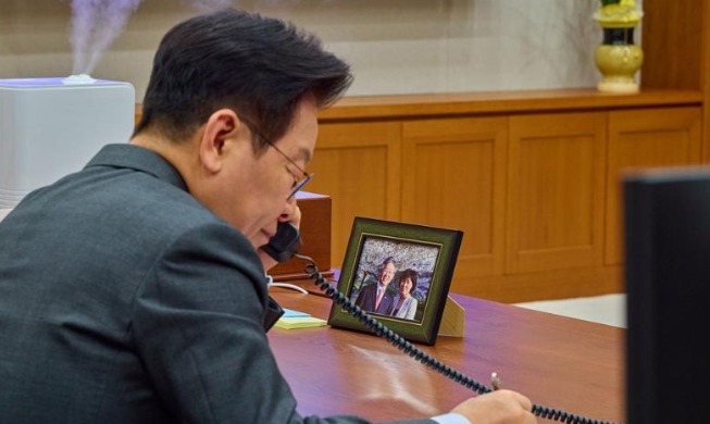 President Lee, Qatar cover defense, energy in 2nd phone talks