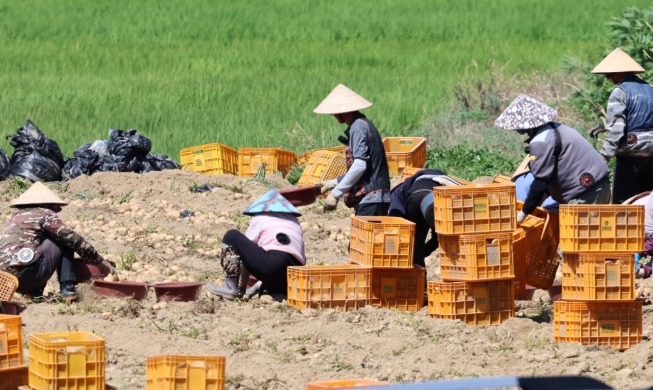 Rules relaxed on int'l workers changing jobs, need for reentry