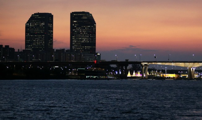 Enjoy seeing Seoul's Hangang River while eating instant noodles