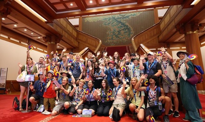 🎧 British scouts visit exhibition at Cheong Wa Dae