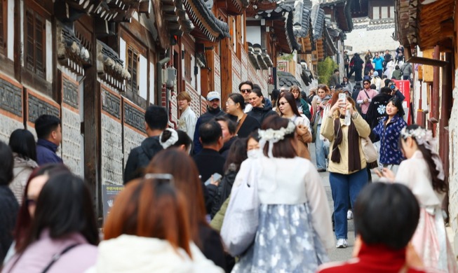 10.71M foreign visitors in H1 spent over KRW 10T with cards: data