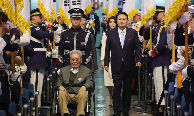 President enters Liberation Day event with independence soldier