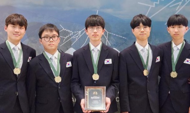 National team sweeps all 5 gold medals at Int'l Physics Olympiad