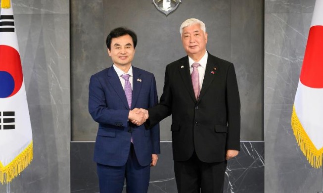 Defense chief hosts 1st bilateral talks with Japan in 10 years