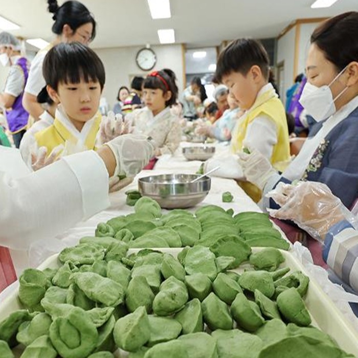 Making half-moon rice cakes for Chuseok