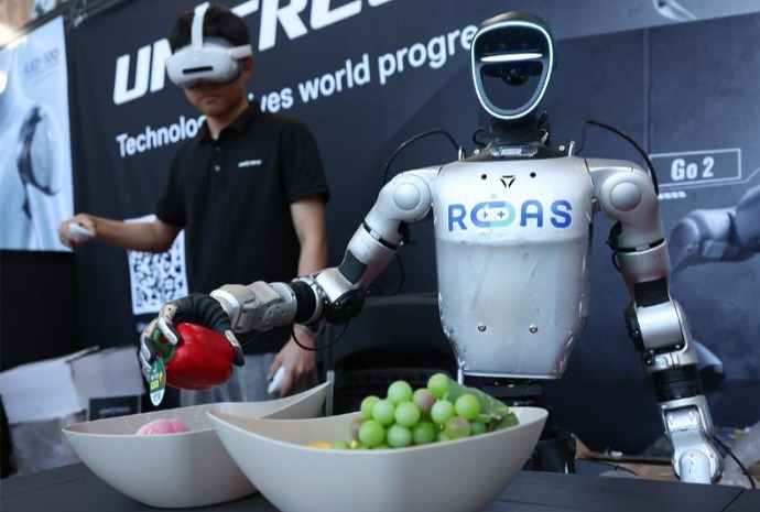 Fingers of humanoid robot picking up object