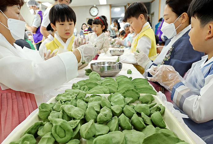 Making half-moon rice cakes for Chuseok