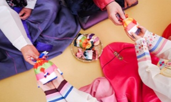 Colorful lucky pouches endure as traditional cultural heritage