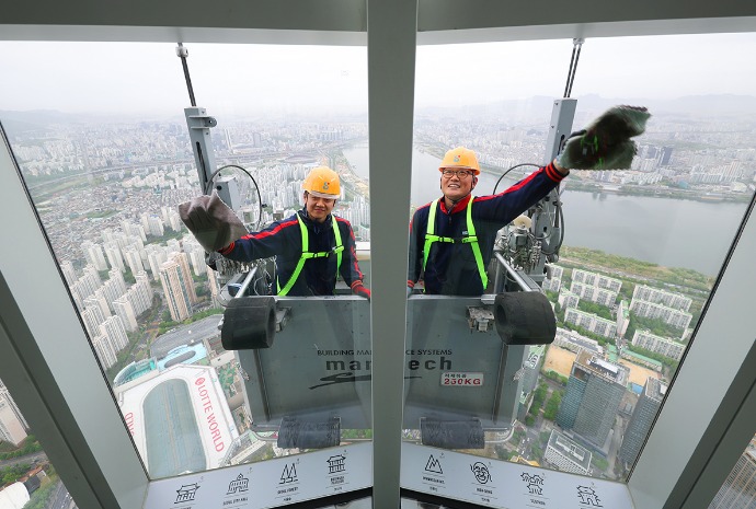 Cleaning windows on nation's tallest building