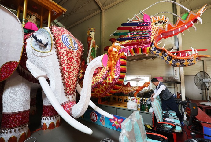 Preparing for lotus lantern festival parade