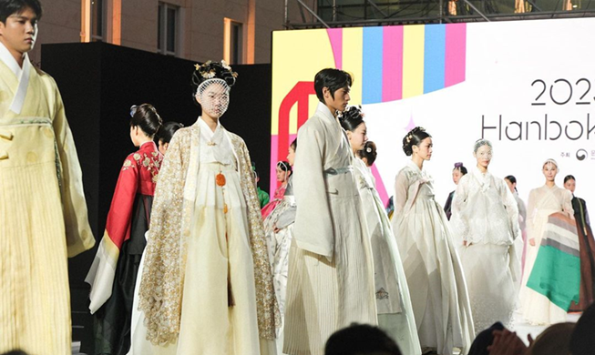 Fashion show explores Hanbok's subtle mystique on fall night