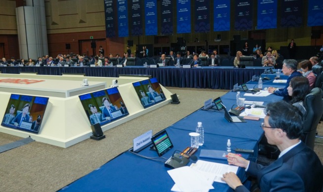 APEC labor ministers hold forum on job market in AI era