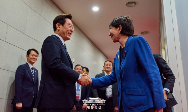  President Lee applauds Japan PM on her party's landslide win