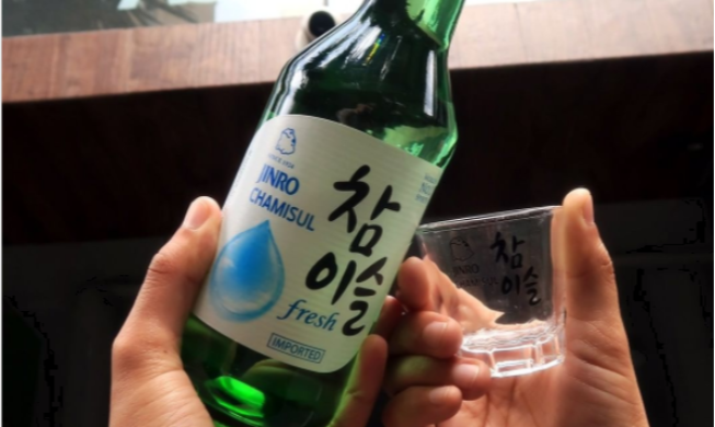 A Mexican experiences Korean liquor for the first time