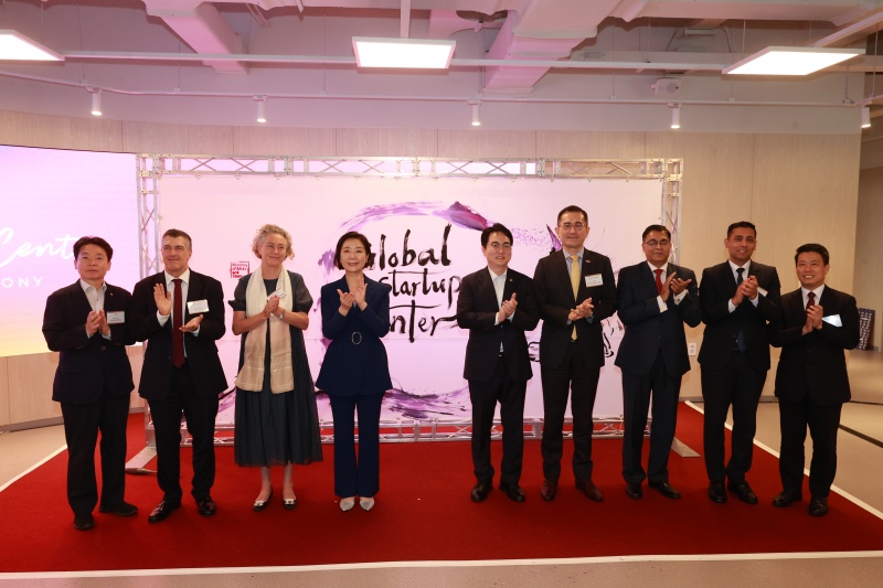 Minister of SMEs and Startups Oh Youngju (fourth from left) on July 31 poses for photos with others at the opening ceremony of the Global Startup Center at TIPS (Tech Incubator Program for Startups in Korea) Town in Seoul's Gangnam-gu District. (Ministry of SMEs and Startups)  