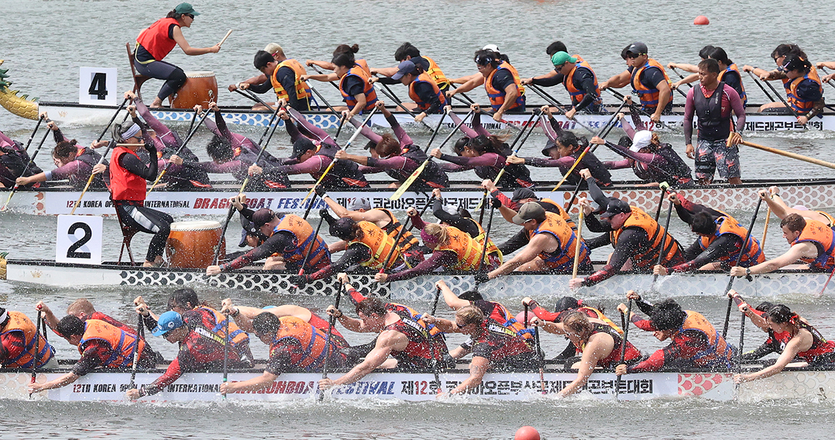 Rowers from around the world on the morning of Aug. 30 get off to a strong start at the 12th Korea Open Busan International Dragonboat Festival on the Suyeonggang River around APEC Naru Park in Busan's Haeundae-gu District.