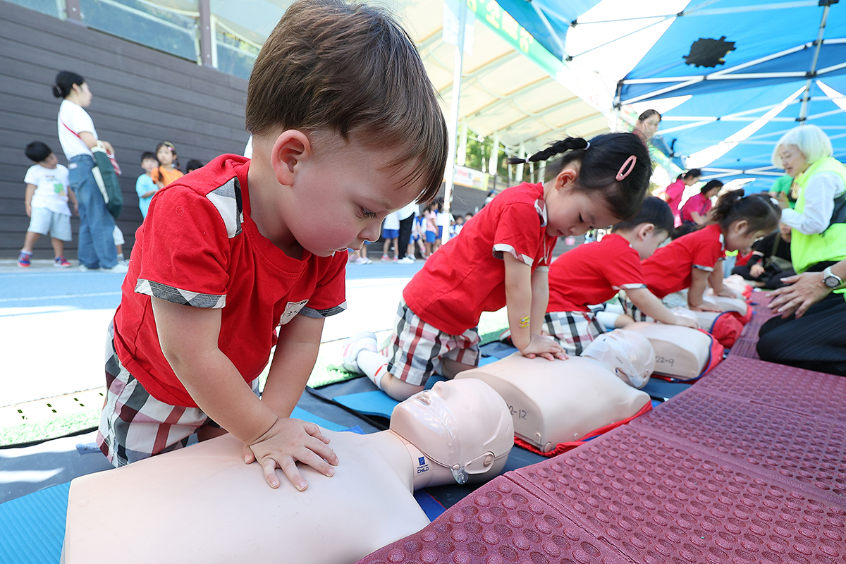 Toddlers at a children's safety camp on Sept. 4 practice CPR at Gumin Sports Complex in Daegu's Nam-gu District. 