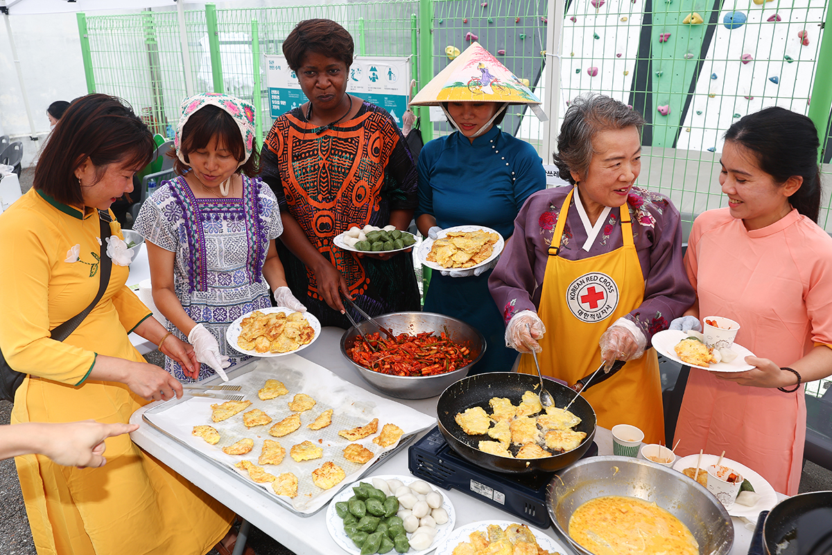 Members of multicultural families on Sept. 5 prepare traditional Chuseok (Korean Thanksgiving) food at the All Together School Hangawi (a synonym for Chuseok) Festival held at a volunteer center of the Korean Red Cross in Seoul's Yangcheon-gu District. 