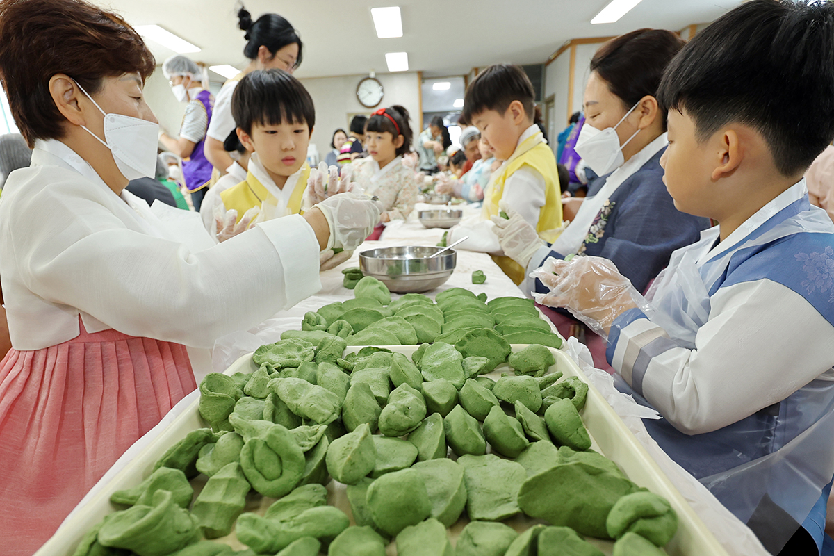 People clad in Hanbok (traditional clothing) on the morning of Sept. 10 make songpyeon (traditional half-moon rice cakes) ahead of Chuseok (Korean Thanksgiving) at Ochi-2dong Community Center in Gwangju's Buk-gu District. 