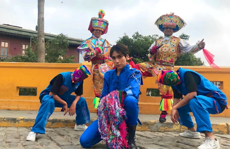 Q-pop pioneer Lenin Tamayo (center) on Oct. 4 poses with dancers wearing traditional Peruvian costumes and masks before performing at the Andong Maskdance Festival in Andong, Gyeongsangbuk-do Province. (Peruvian Embassy in Seoul's official Facebook page)  