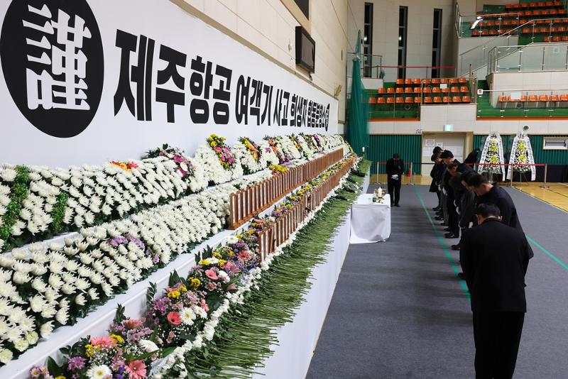 Mourners on Dec. 30 pay their respects at the joint incense altar of Muan Sports Park in Muan-gun County, Jeollanam-do Province, for the victims of the plane crash at Muan International Airport. (Yonhap News)