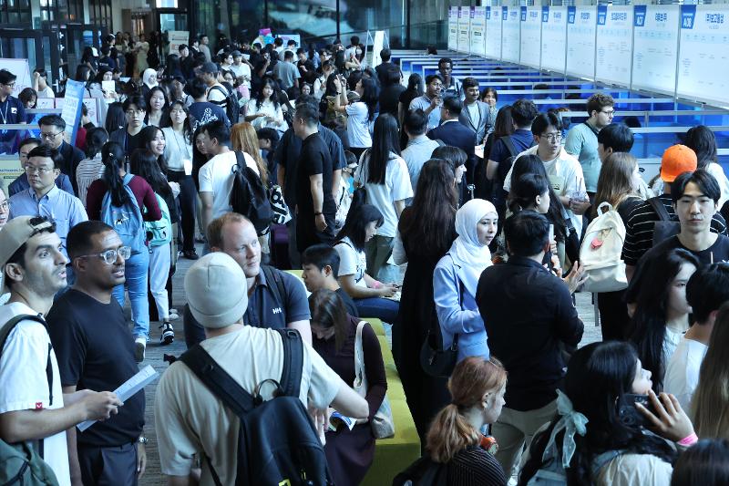 The Busan International Students Job Fair on Sept. 27, 2024, at Kyungsung University in Busan's Nam-gu District is packed with job-seeking foreign students. (Yonhap News)