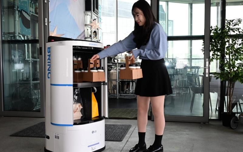 Domestic corporations are among the global leaders of the rapidly growing market for artificial intelligence robots. Shown is LG Electronics' CLOi ServeBot. (LG Electronics)