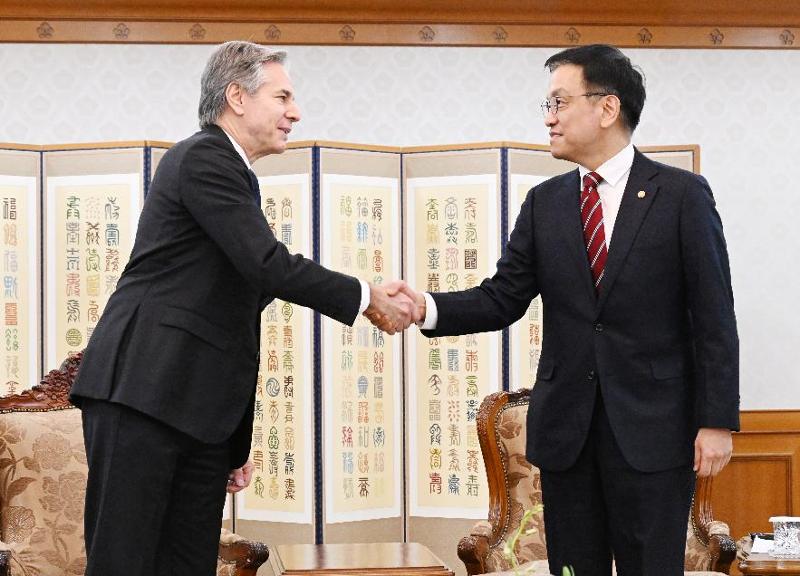 U.S. Secretary of State Antony J. Blinken (left) on Jan. 6 shakes hands with Acting President Choi Sang Mok, who is deputy prime minister and minister of economy and finance, at Government Complex-Seoul. (Ministry of Economy and Finance)  