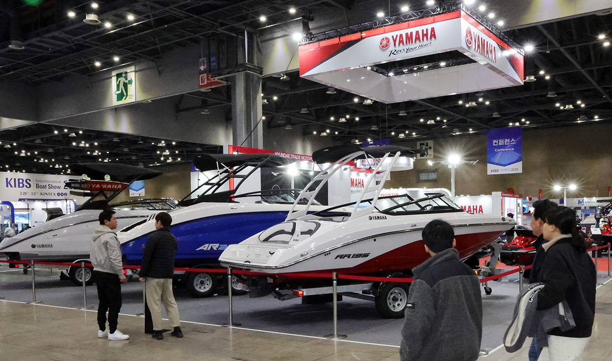 Visitors to the Korea International Boat Show (KIBS) on Feb. 28 look around at the Korea International Exhibition Center, aka KINTEX, in Goyang, Gyeonggi-do Province.