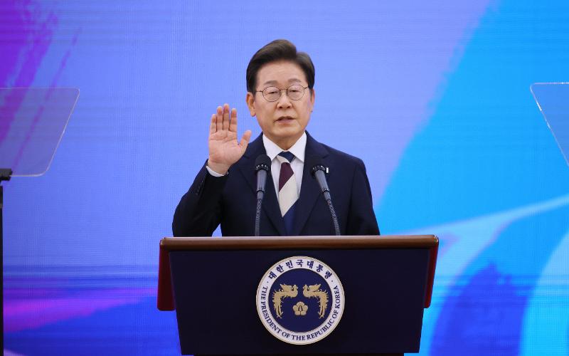 President Lee on June 4 takes his oath of office at his inauguration ceremony. Following Article 69 of the Constitution, he said, 